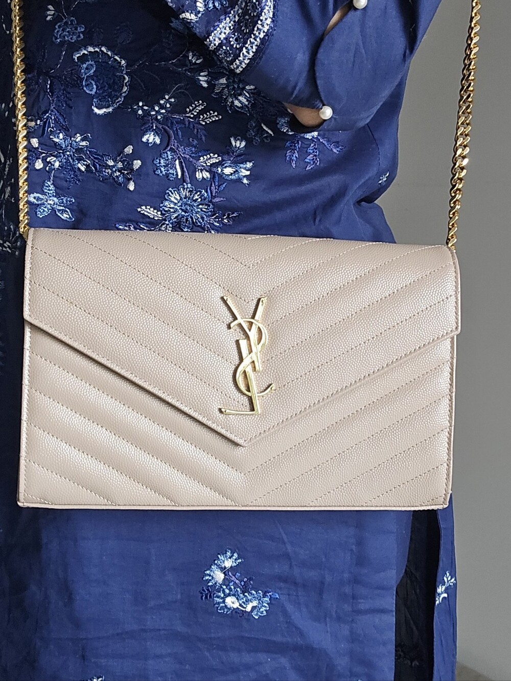 Saint Laurent Beige Quilted Leather Envelope Shoulder Bag with Gold Hardware - Picture 4 of 7